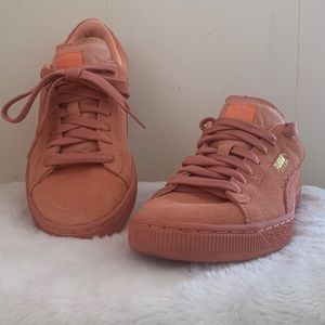 Almost new suede rare color Puma’s